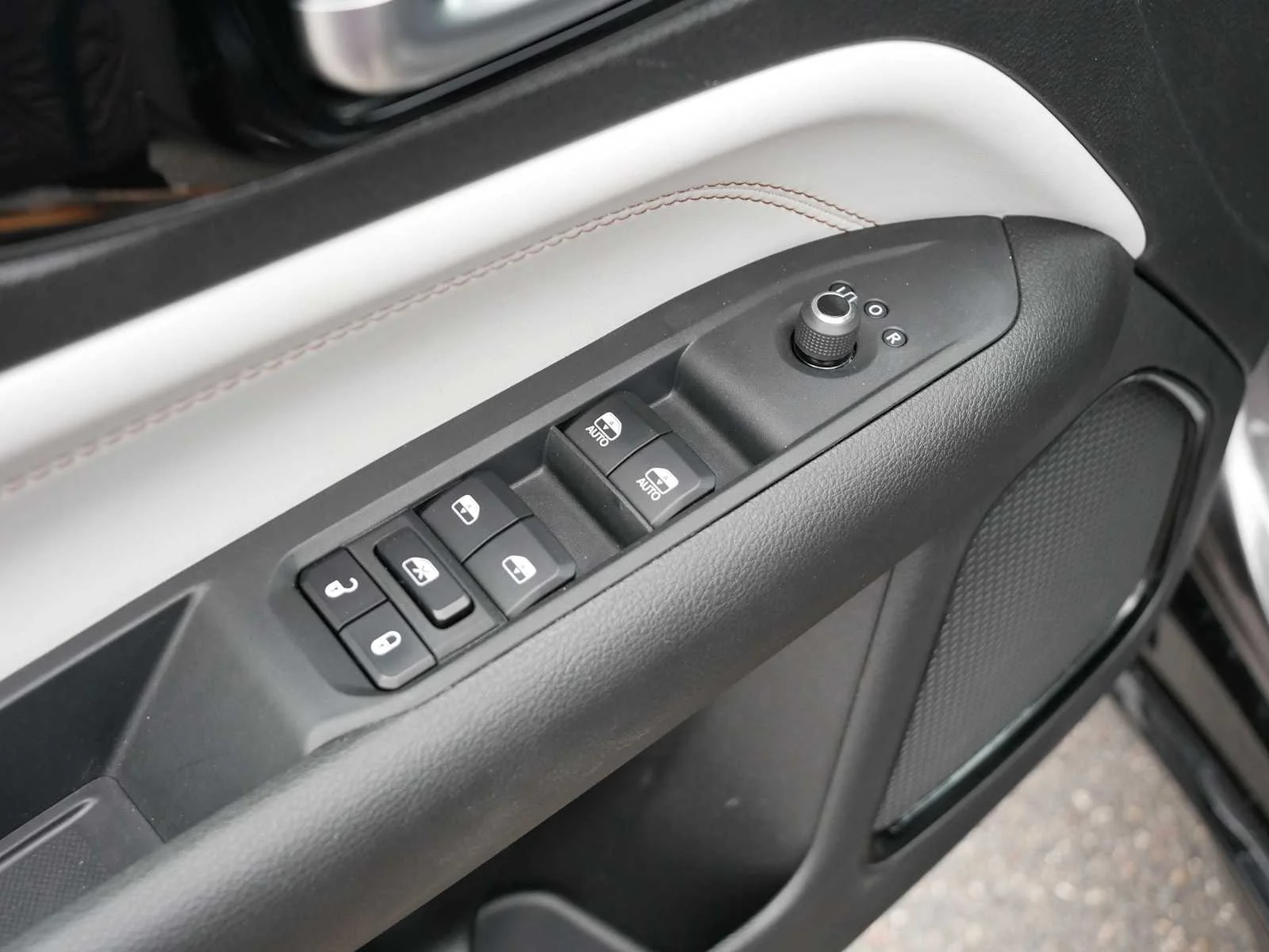 Used 2023 Granite Crystal Metallic Clearcoat Jeep Limited image 14