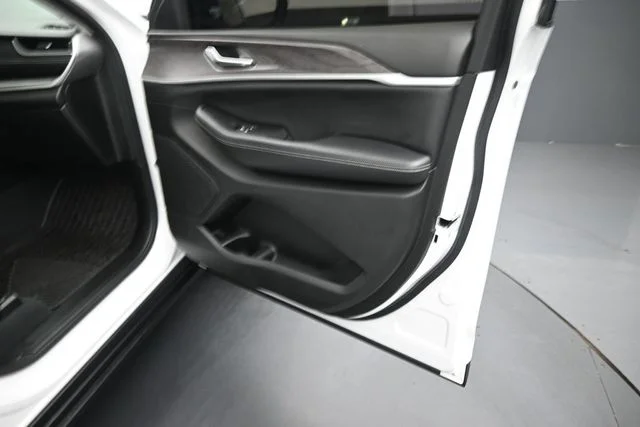 Used 2023 White Jeep Limited image 32