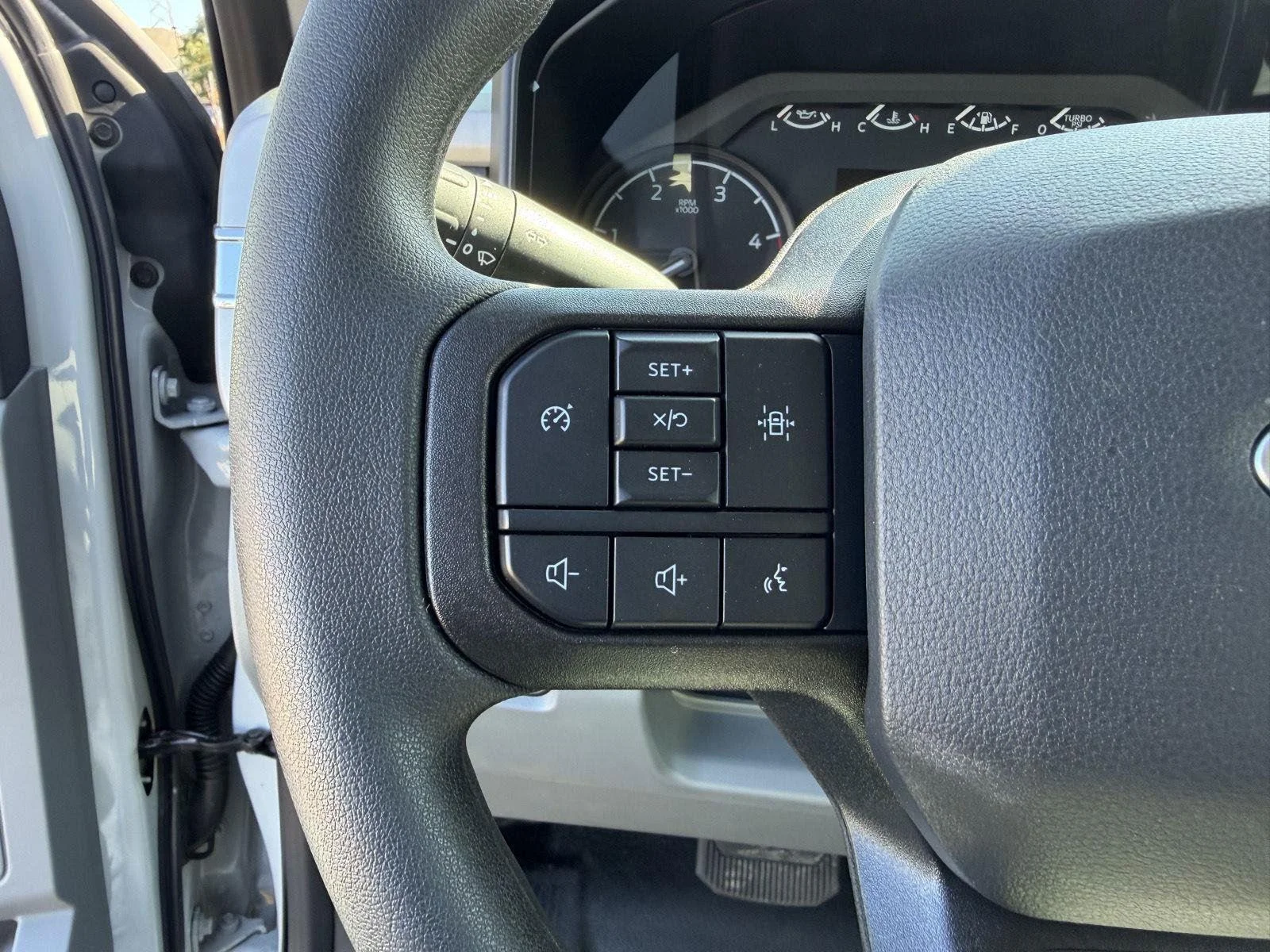 Used 2025  Ford XL image 9