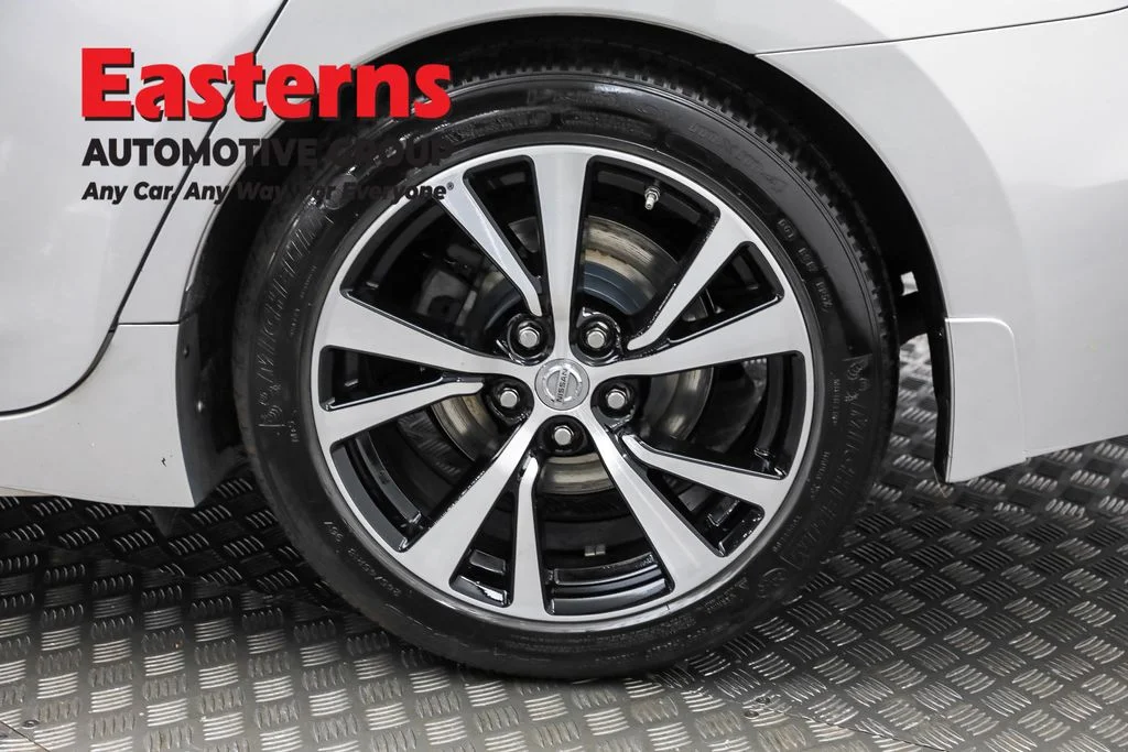 Used 2018 Silver Nissan Platinum image 35
