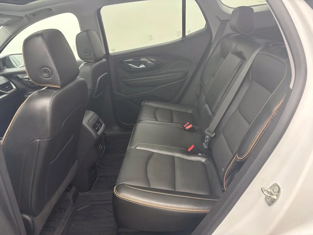 Used 2022 White GMC AT4 image 36