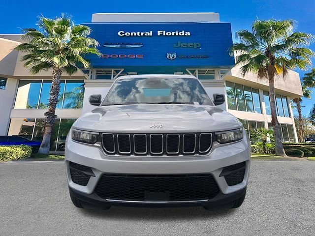 New 2026 Silver Zynith Exterior Paint Jeep Laredo X image 3