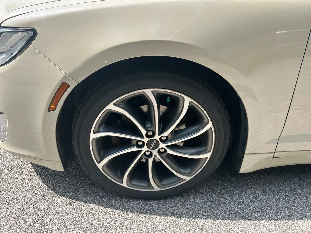 Used 2018  Lincoln Premiere image 26
