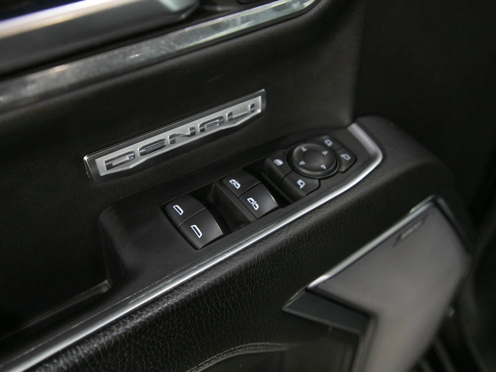 Used 2024 Onyx Black GMC Denali image 21