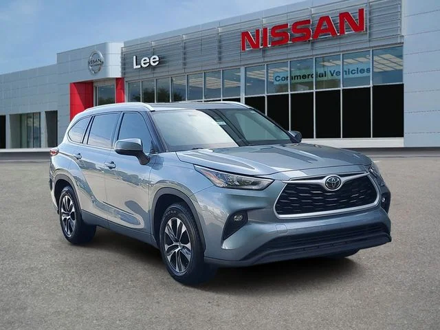 Used 2020  Toyota XLE image 1