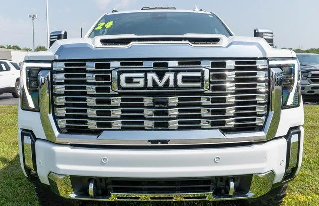 Used 2024 White GMC Denali image 3