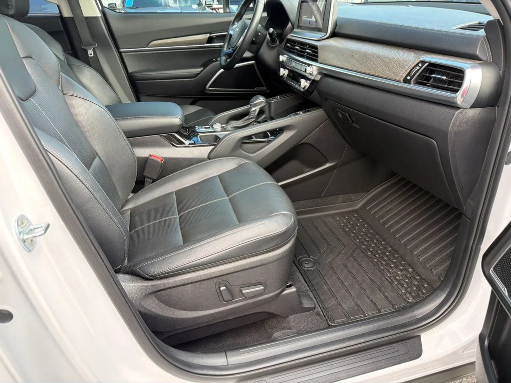 Used 2022 White Kia EX image 13