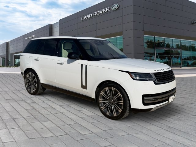 Used 2023 White Land Rover SE image 7