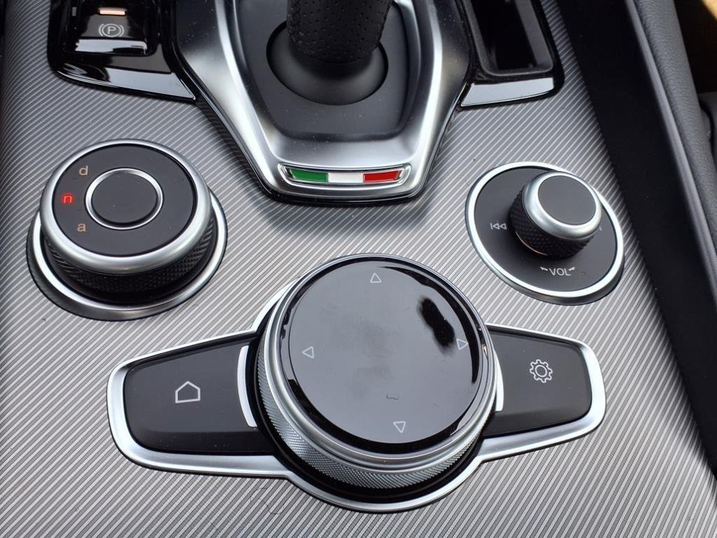 2025 Alfa Romeo Giulia Base - Photo 13