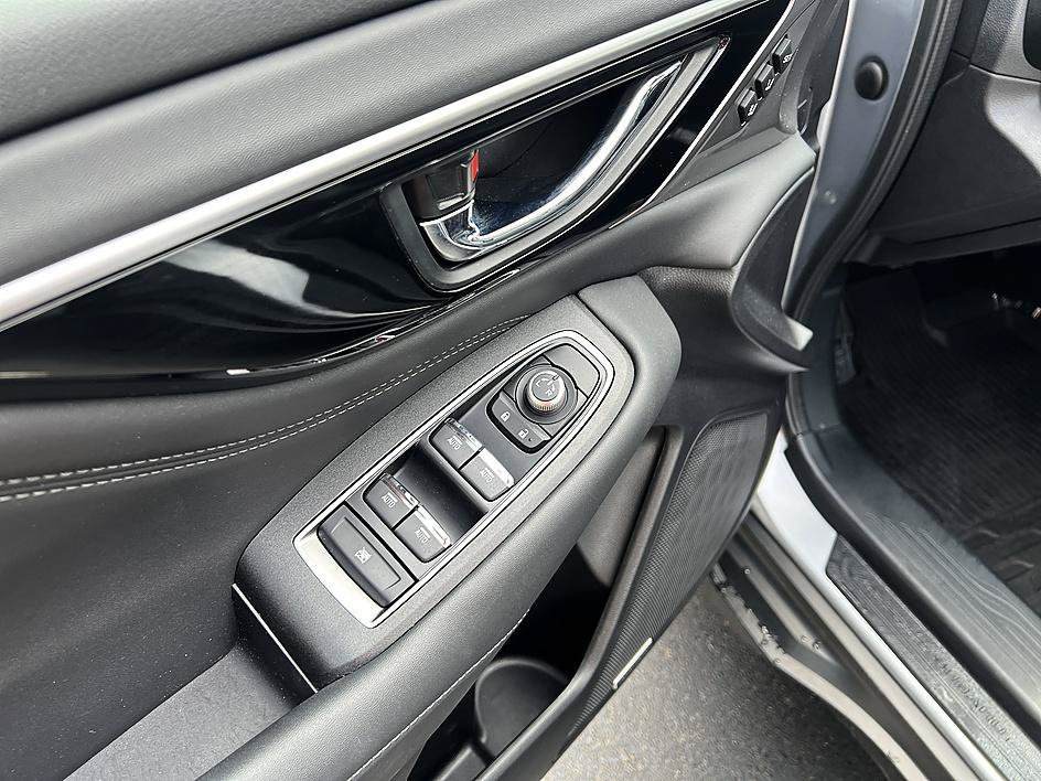 Used 2025 Ice Silver Metallic Subaru Limited image 10