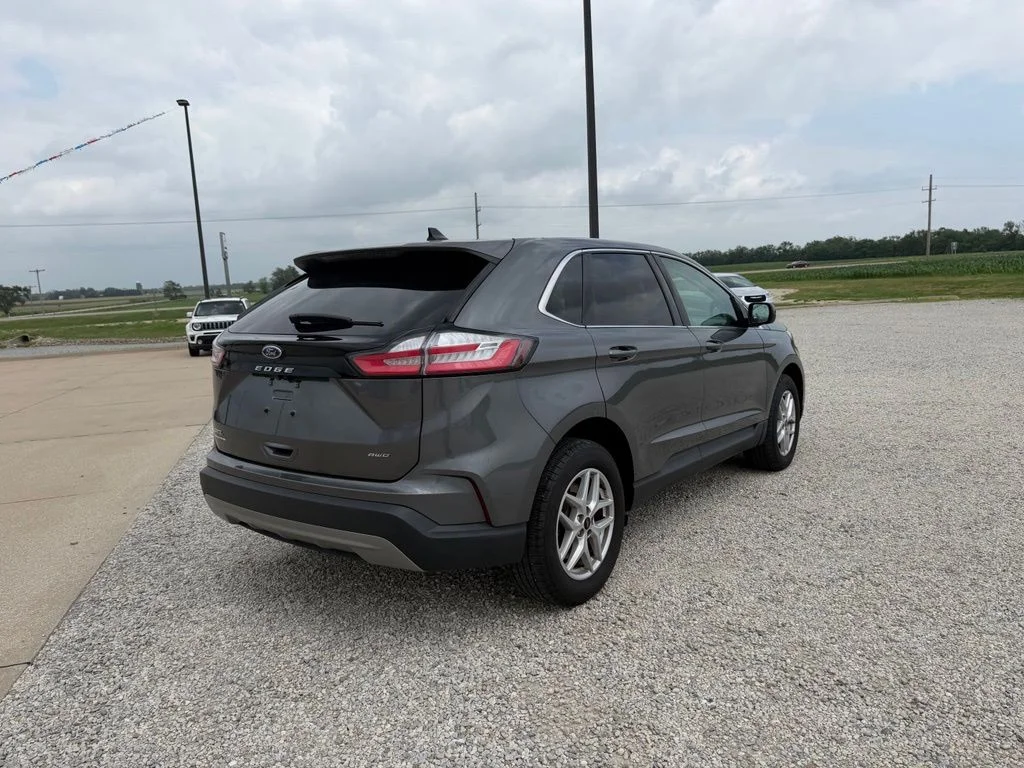Used 2024 Gray Ford SEL image 4