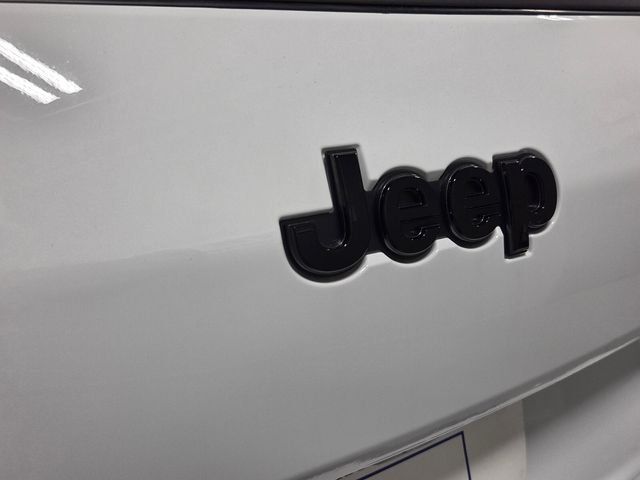 New 2026 Bright White Clear-Coat Exterior Paint Jeep Altitude image 11