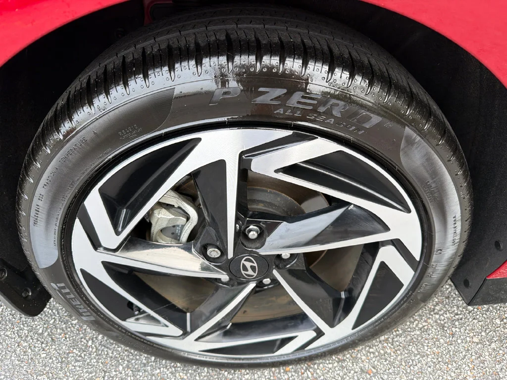 Used 2025 Red Hyundai SEL Convenience image 17