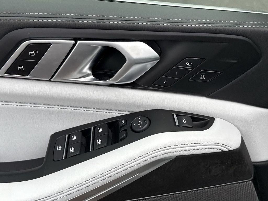 New 2026 White BMW xDrive40i image 13