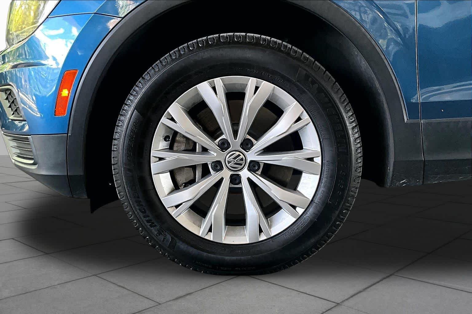Used 2019 Silk Blue Metallic Volkswagen SE image 10