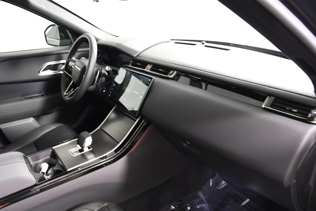New 2026 Santorini Blk Land Rover Dynamic SE image 19