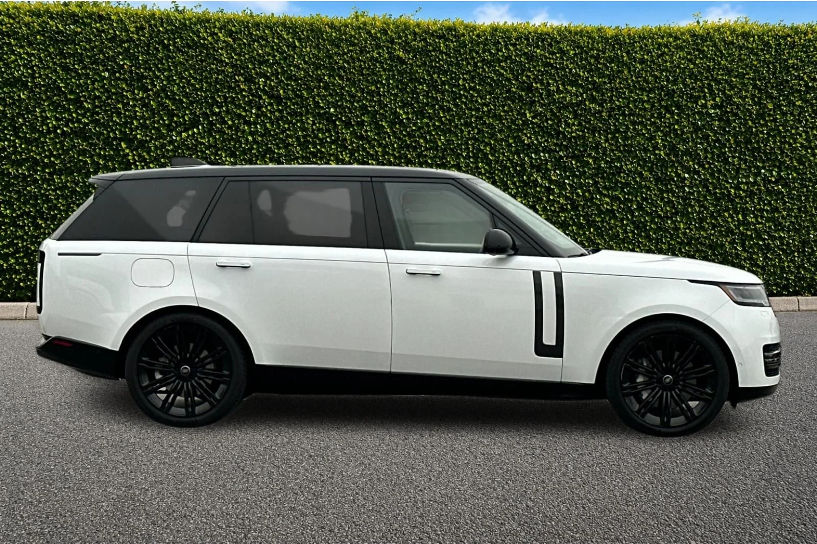 Used 2024 White Land Rover SE image 3