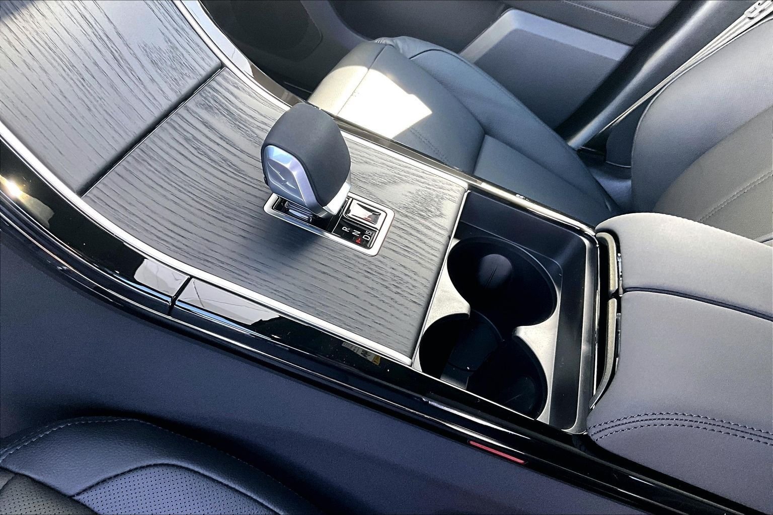 New 2026 Santorini Black Land Rover Dynamic SE image 8