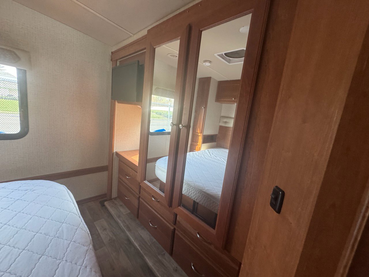 Used 2017  Winnebago 31BE image 12