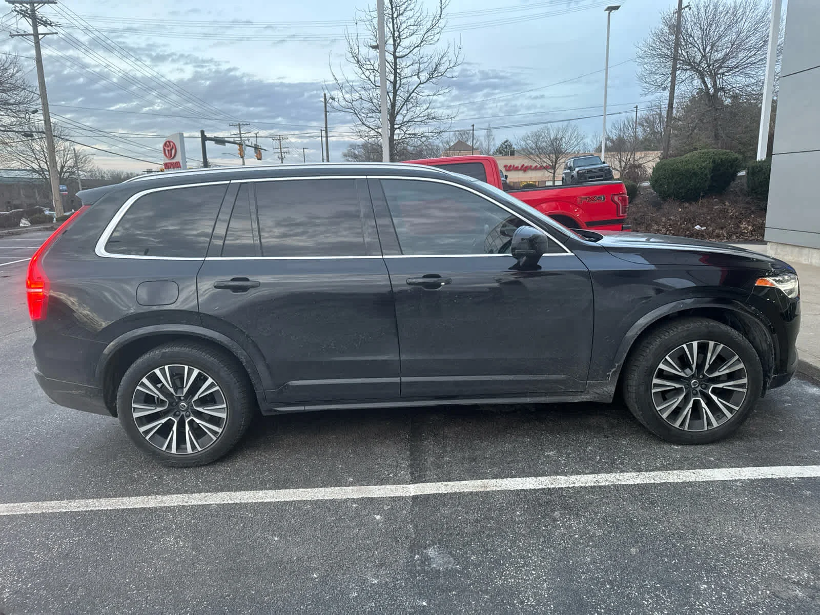 Used 2021 Thunder Grey Metallic Volvo Momentum image 2