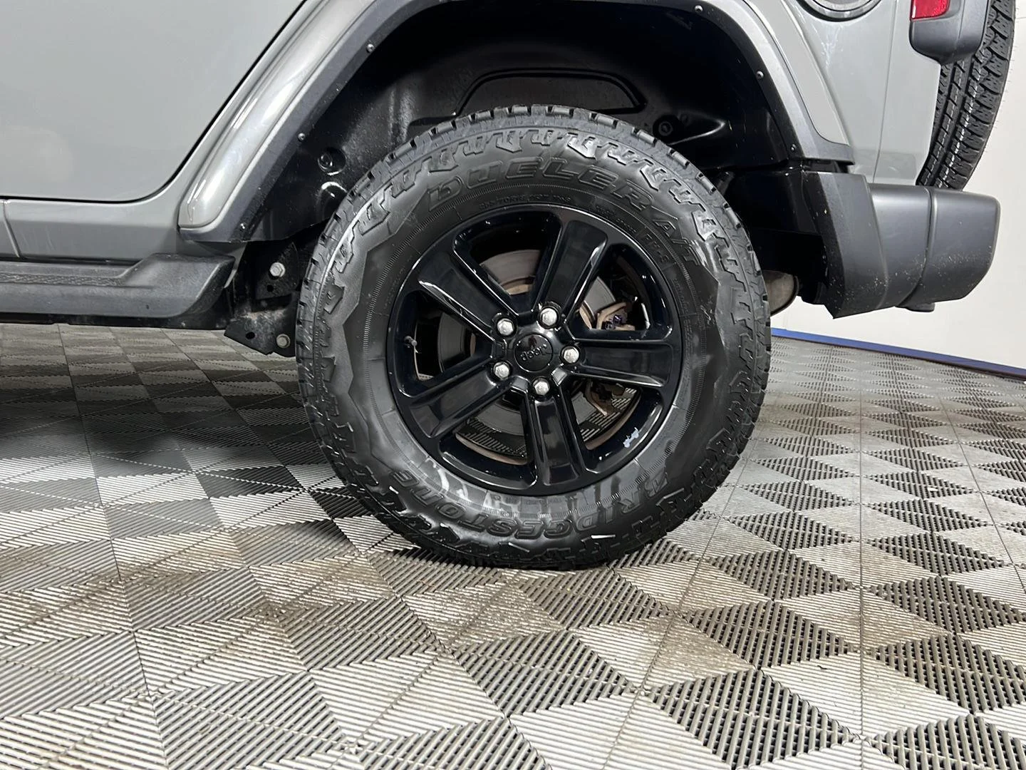 Used 2023 Sting-Gray Clearcoat Jeep Altitude image 9