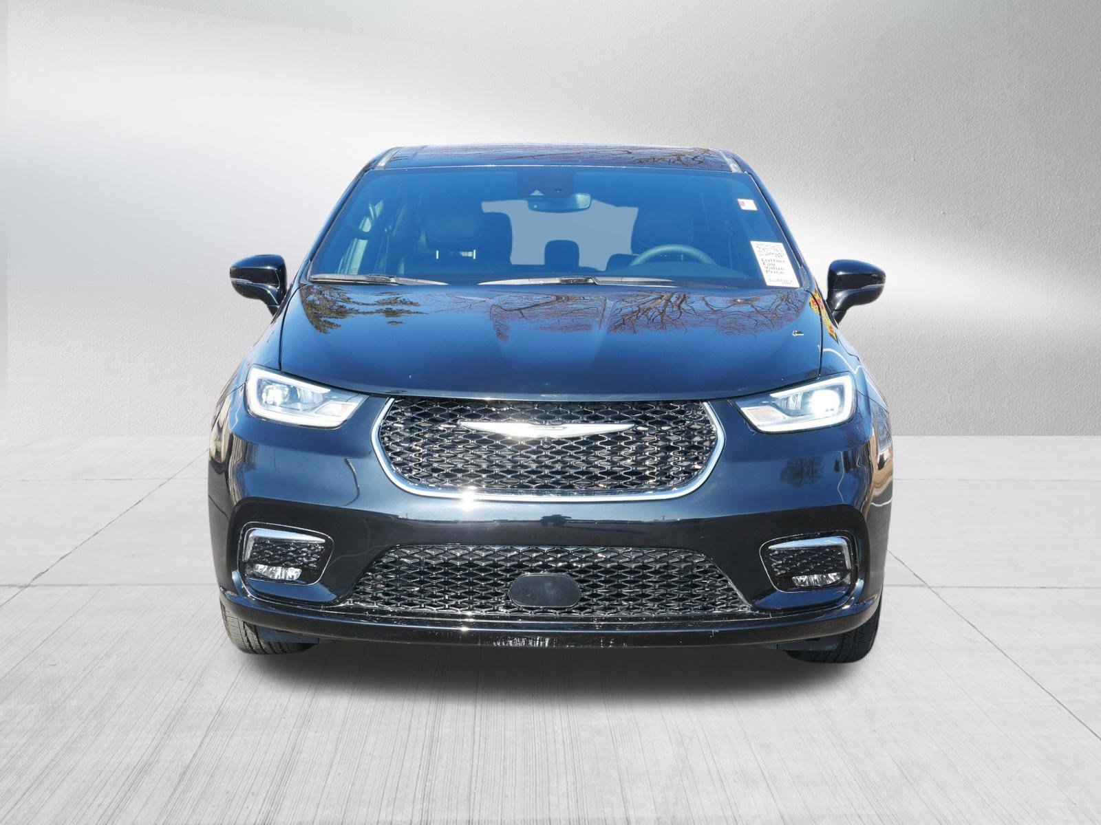 Used 2025 Chrysler Pacifica Select with VIN 2C4RC1BG5SR585469 for sale in Saint Cloud, Minnesota