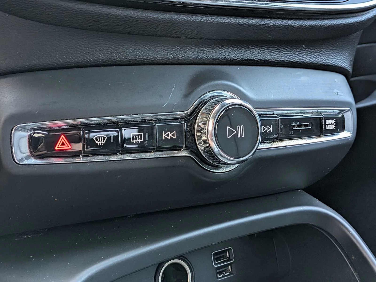 Used 2020 White Volvo Momentum image 20