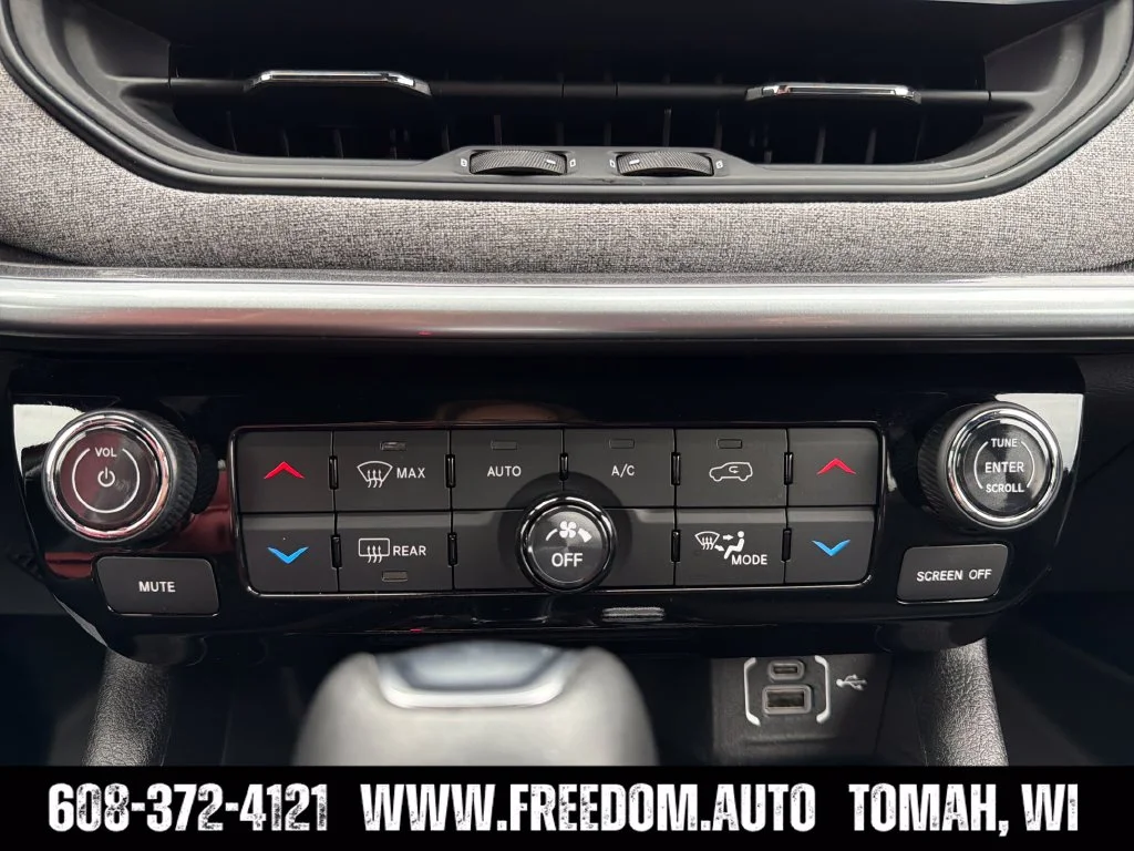 Used 2025 Red Jeep Latitude image 19