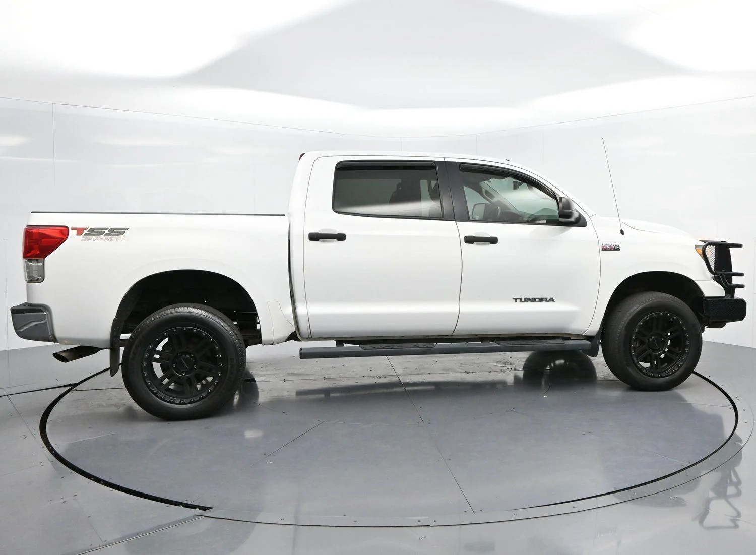 Used 2013 Super White Toyota Grade image 8