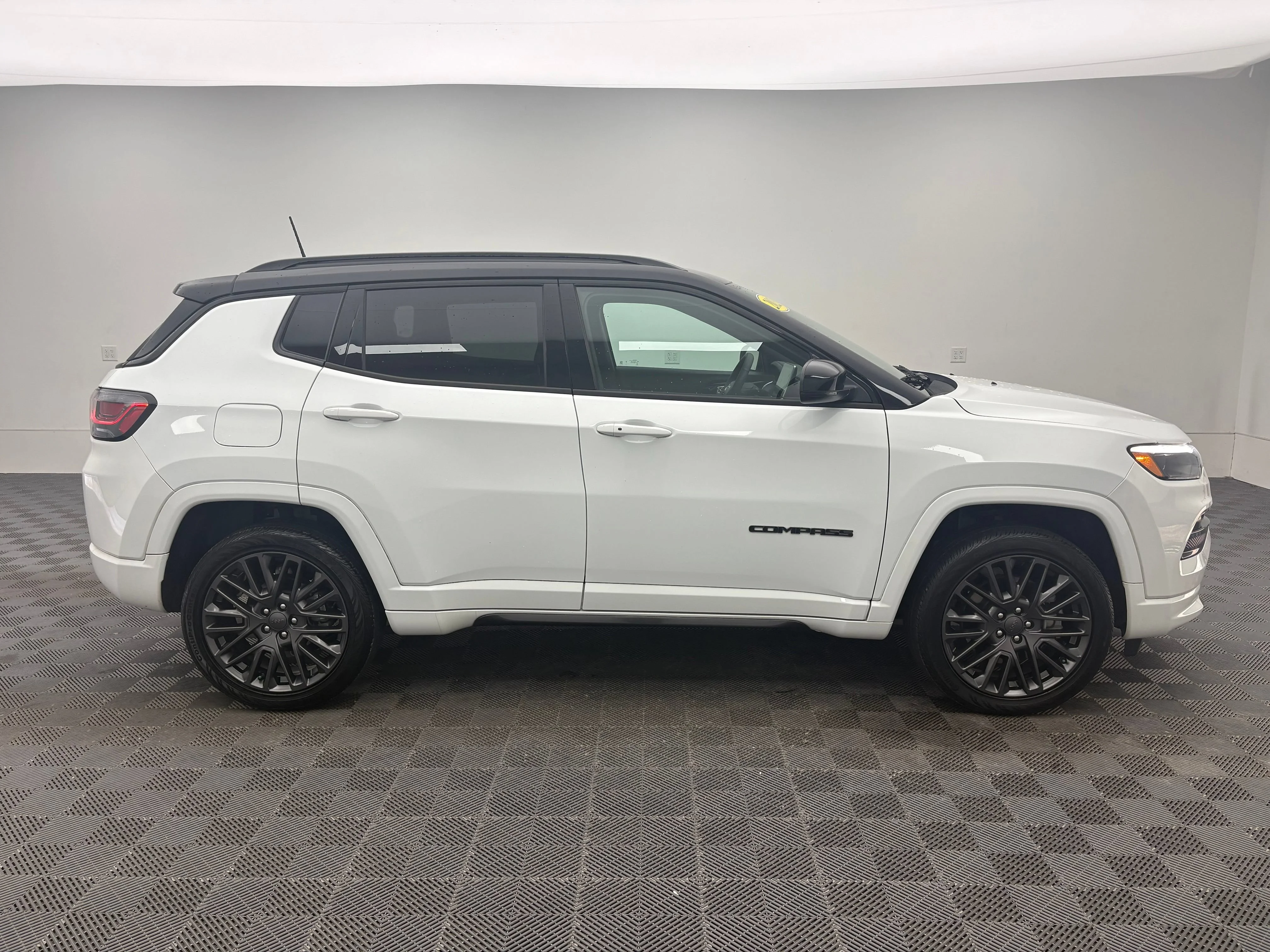 Used 2023 White Jeep High Altitude image 6