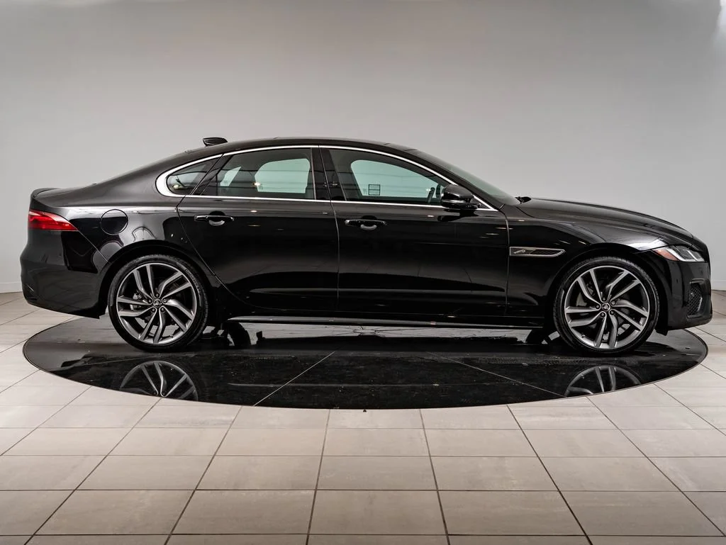 Used 2024 Santorini Black Metallic Jaguar R-Dynamic SE image 11