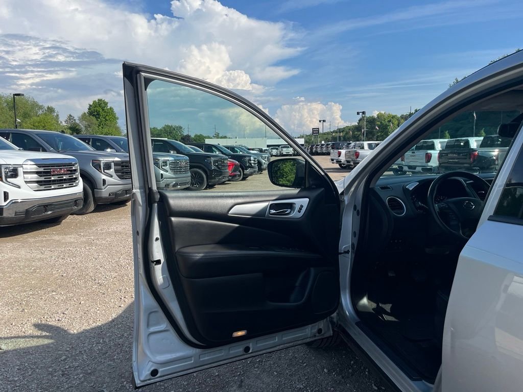 Used 2020 Brilliant Silver Metallic Nissan SL image 19