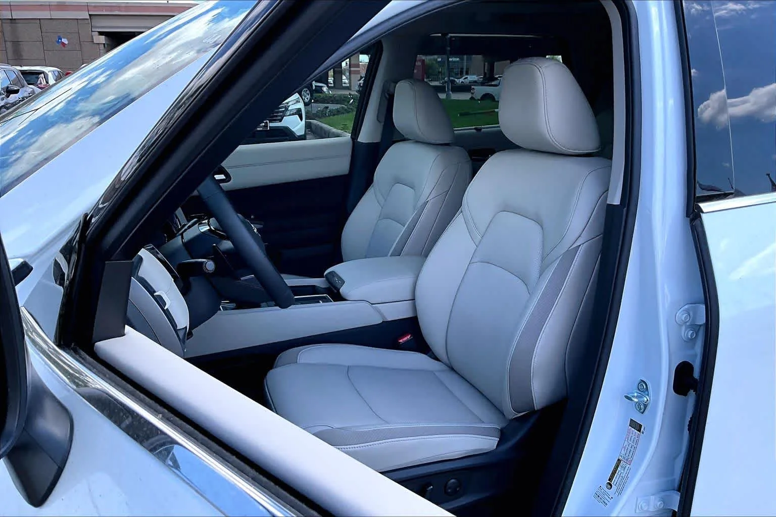 New 2026 Everest White Pearl TriCoat Nissan SL image 17