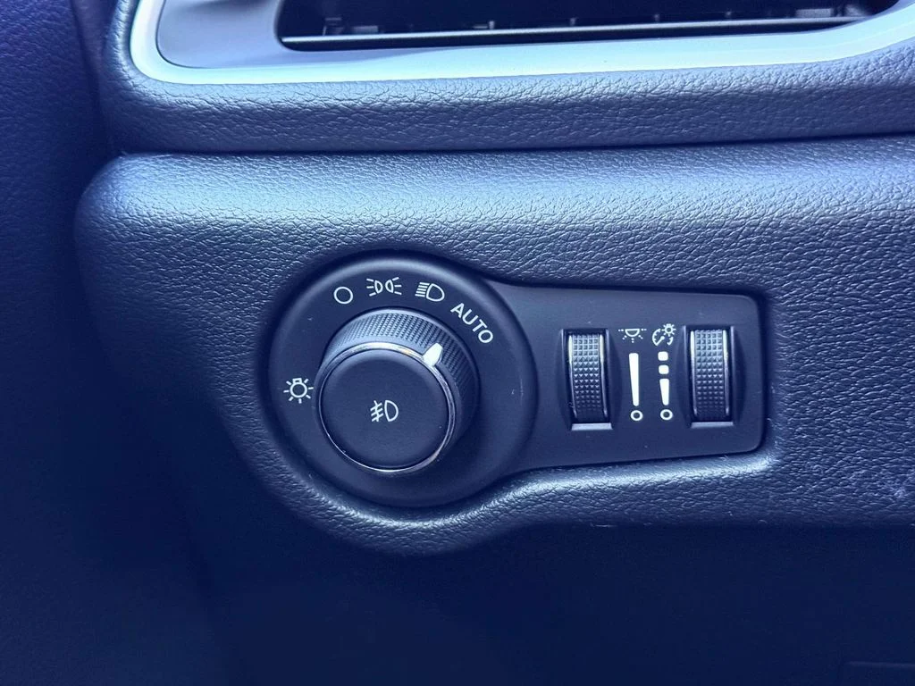 2026 Chrysler Pacifica Select - Photo 16