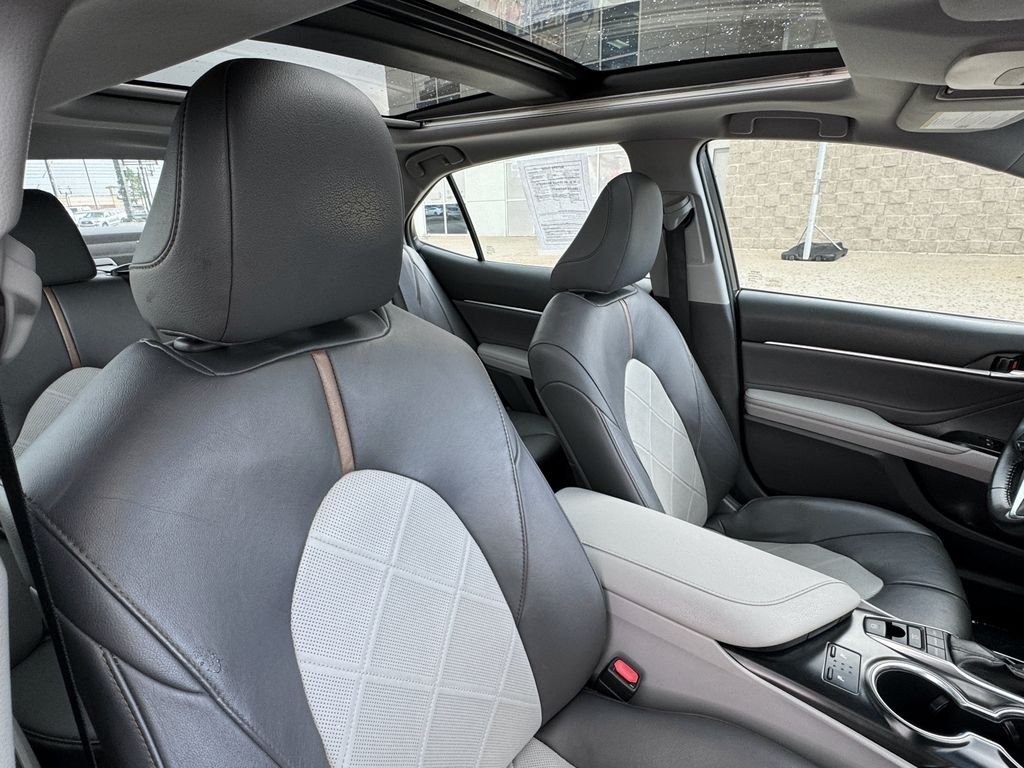 Used 2018 Silver Toyota XLE image 40