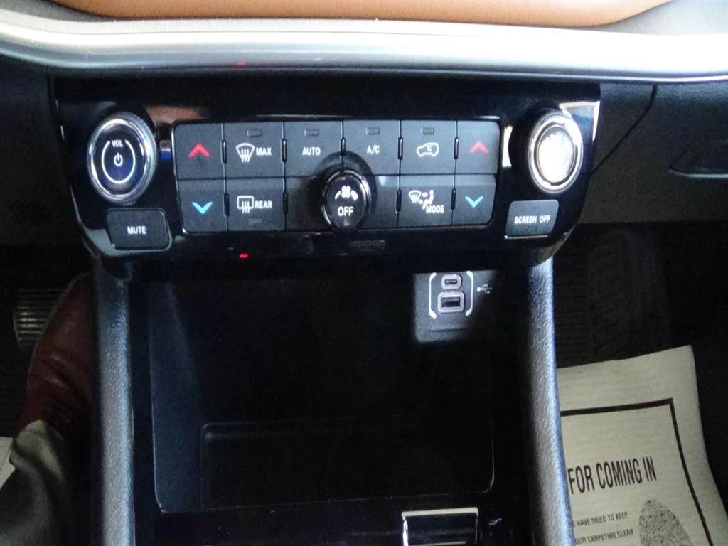 Used 2025 Hydro Blue Pearl Coat (pbj) Jeep Limited image 31