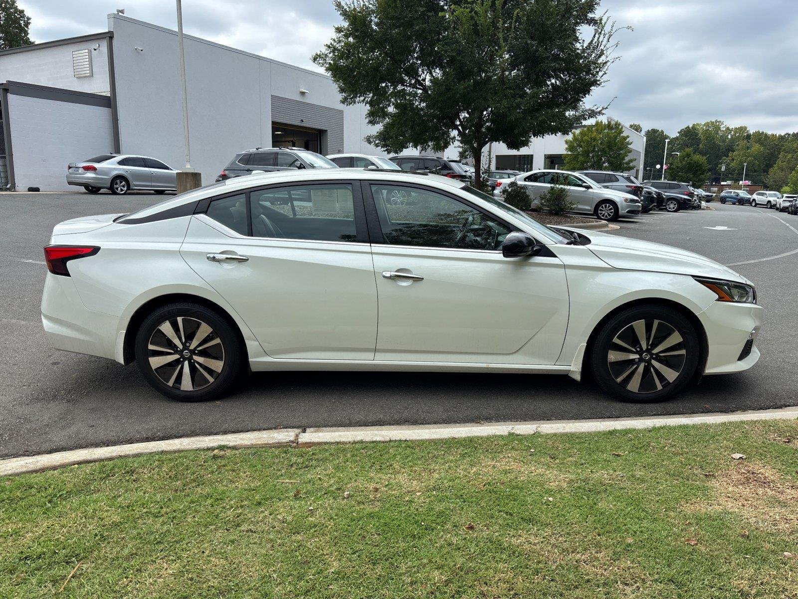 Used 2022 Pearl White Tricoat Nissan 2.5 SV image 6