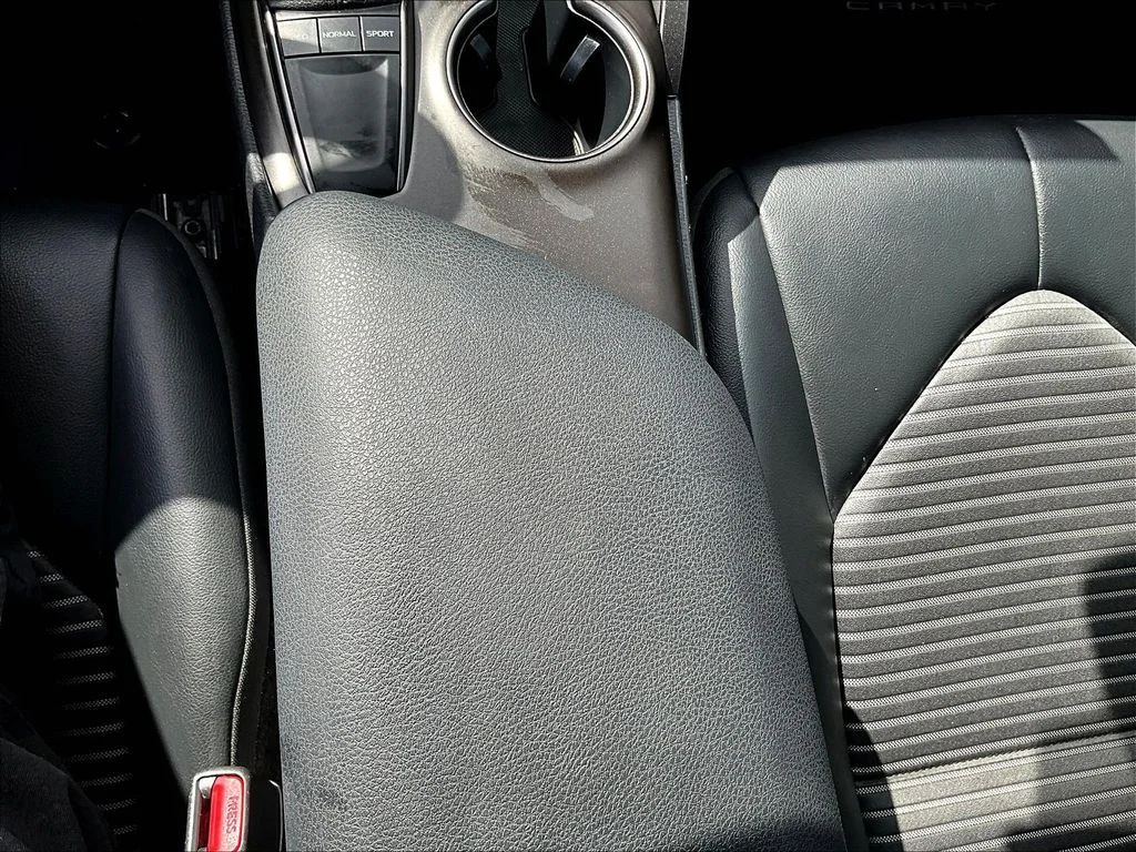 Used 2022 White Toyota SE Nightshade image 20