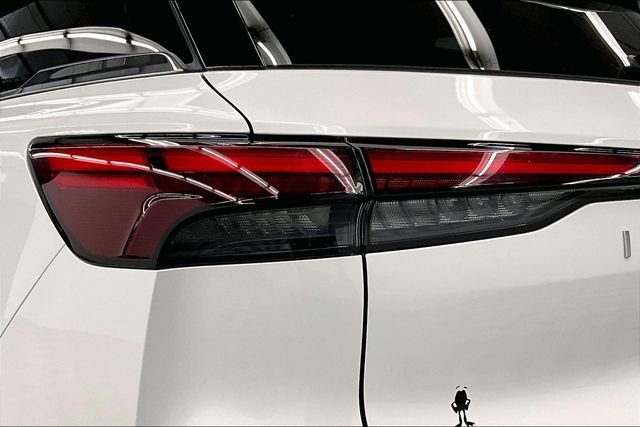 Used 2024 Majestic White INFINITI LUXE image 36