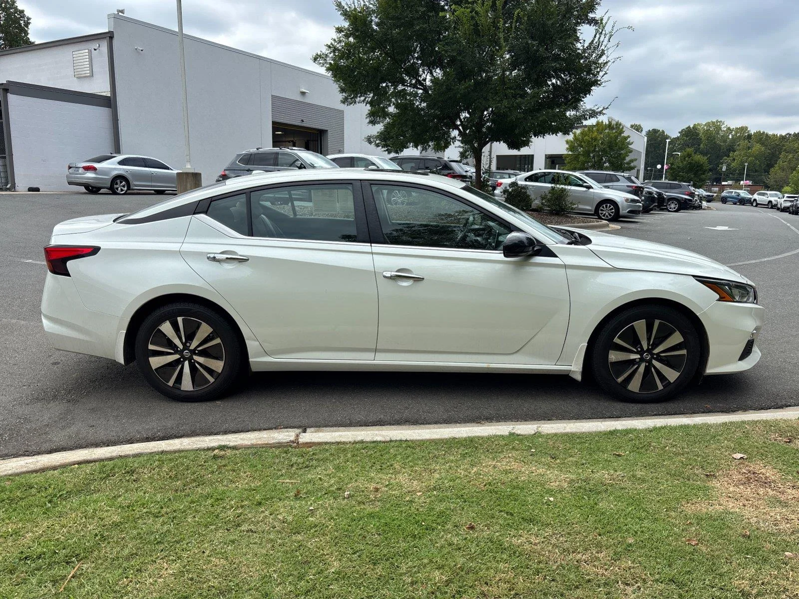 Used 2022 Pearl White Tricoat Nissan 2.5 SV image 6