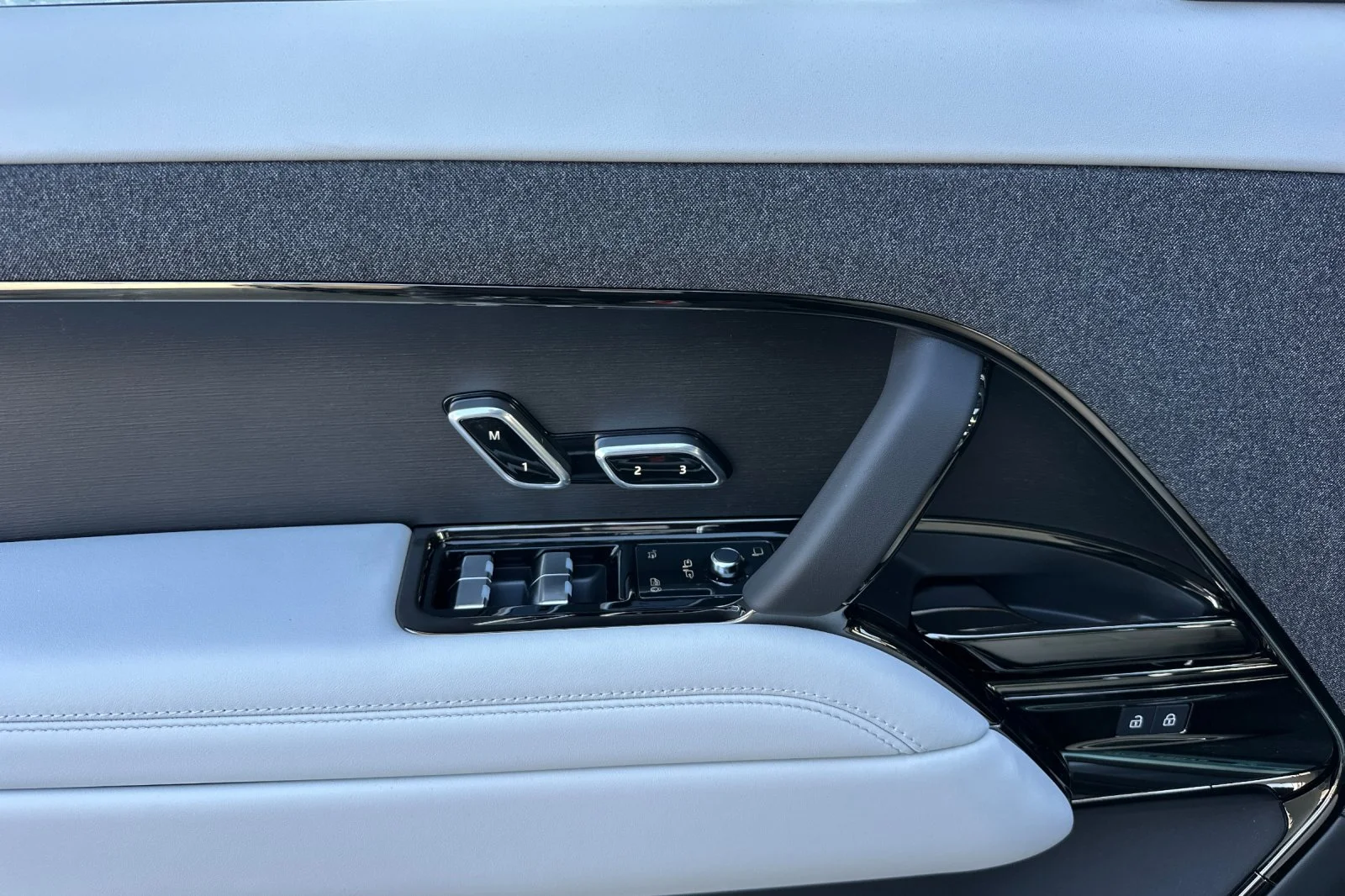 New 2026 Varesine Blue Land Rover SE image 10