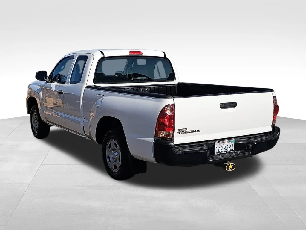Used 2015 White Toyota Base image 5