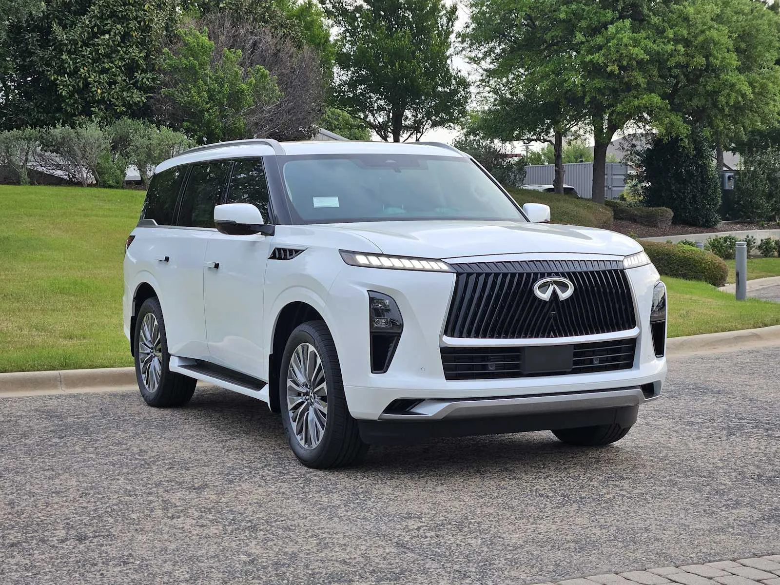 New 2026 RADIANT WHITE INFINITI Luxe 2WD image 2