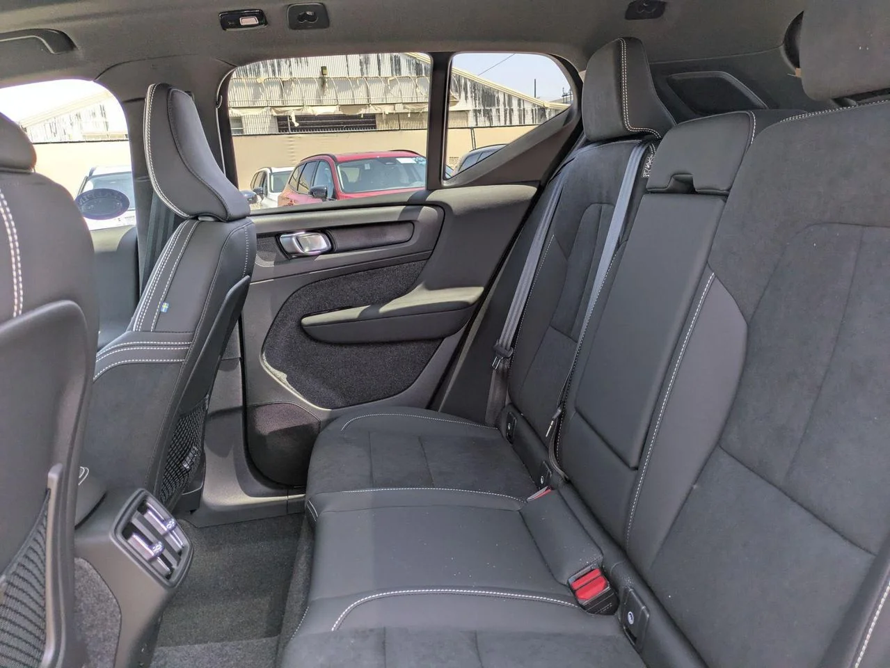 2026 Volvo XC40 Ultra Black Edition - Photo 12