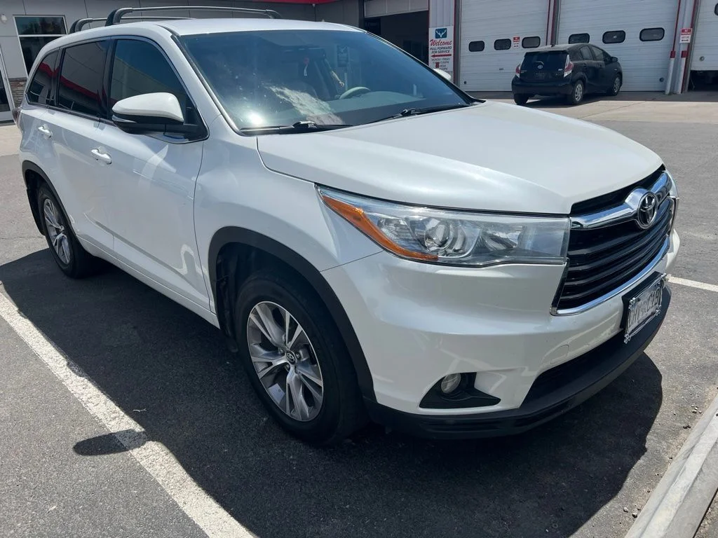 Used 2016 Blizzard Pearl Toyota LE Plus V6 image 1