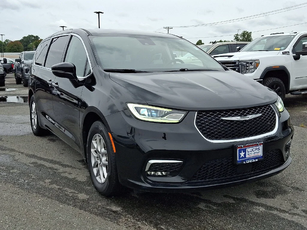 Used 2024 Diamond Black C Chrysler Touring L image 2