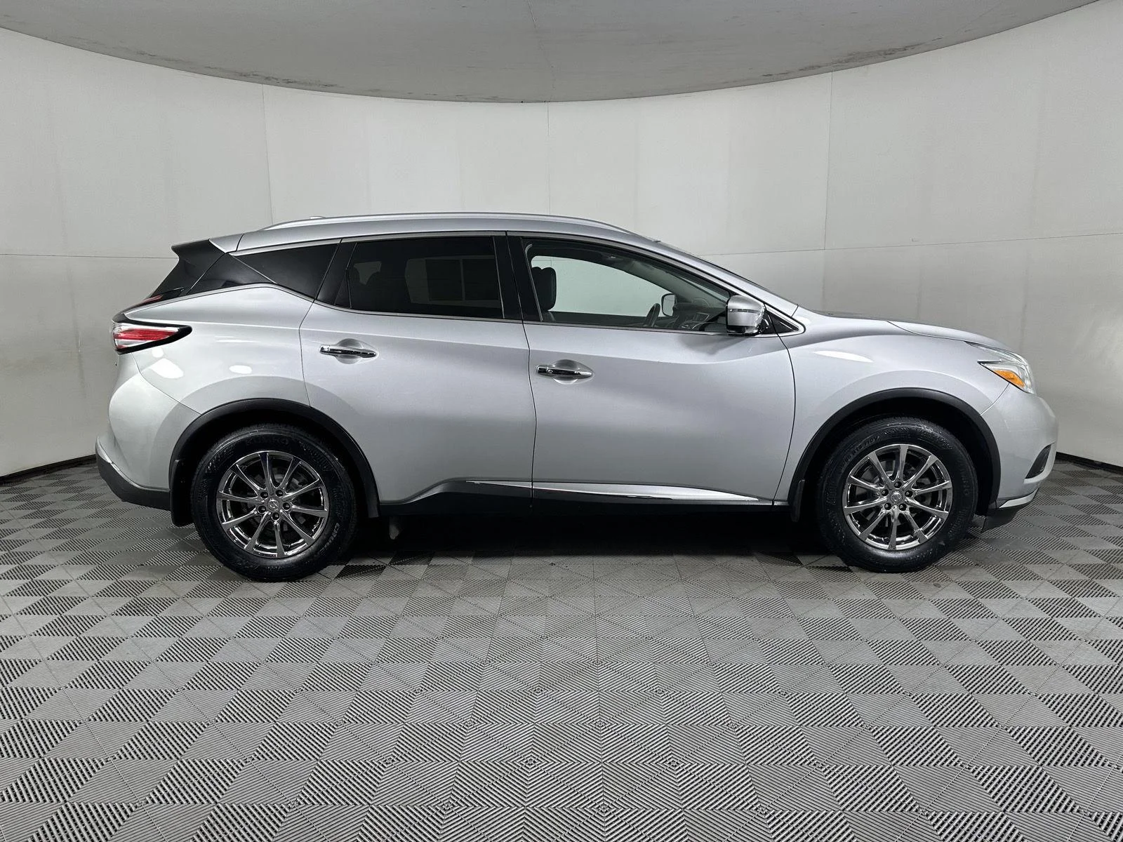 Used 2016 Brilliant Silver Metallic Nissan SL image 13