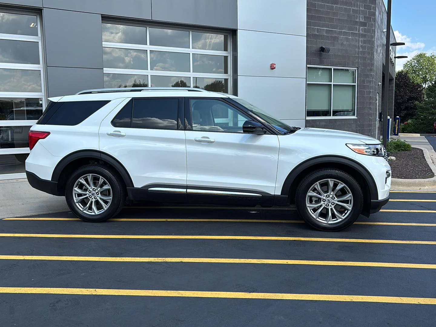 Used 2020 Star White Metallic Tri-Coat Ford Limited image 5
