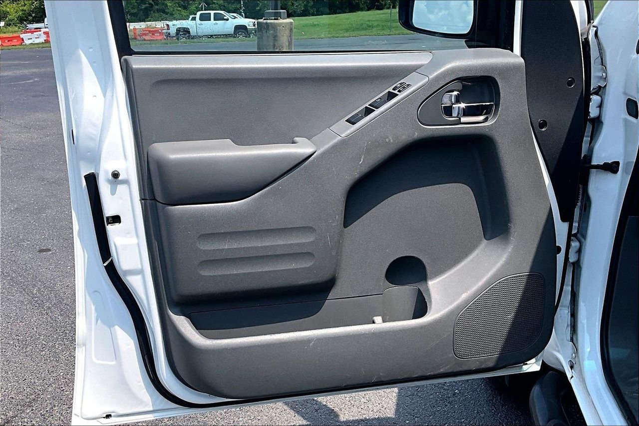 Used 2020 Glacier White Nissan Crew Cab SV 4x2 image 23