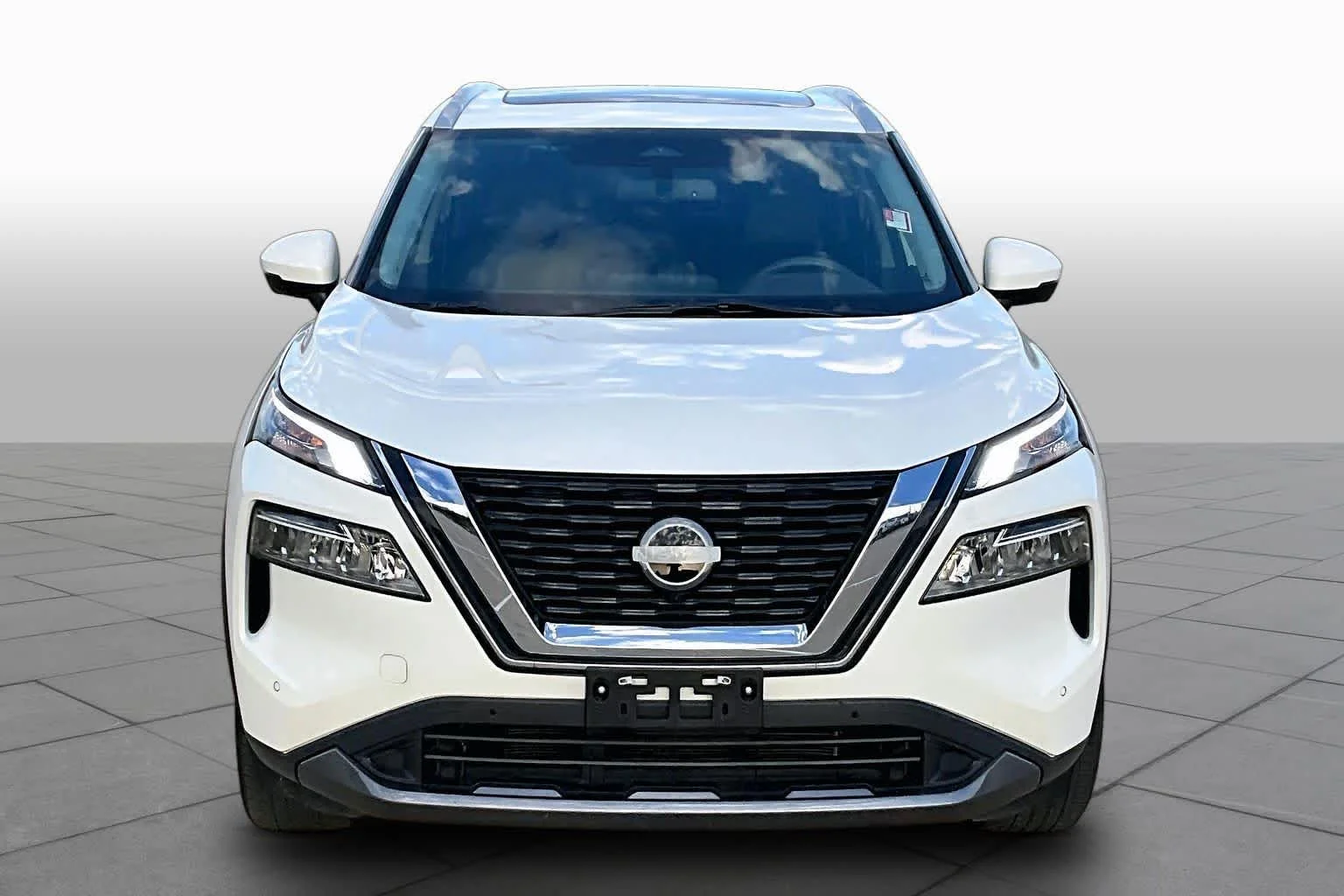 Used 2023 Pearl White Tricoat Nissan SL image 4